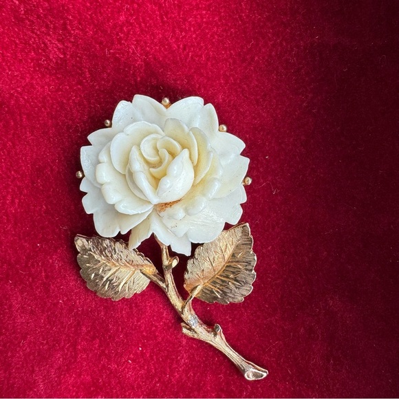 ROSE FLOWER
GOLD TONE BROOCH - Picture 5 of 8